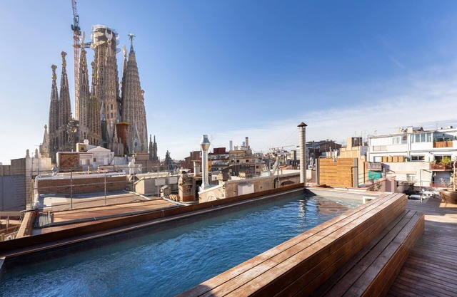 2 minutes from the Sagrada Familia with community pool