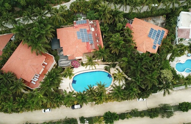 2 minutes walking to the beach! Family-sized villa with pool and private beach