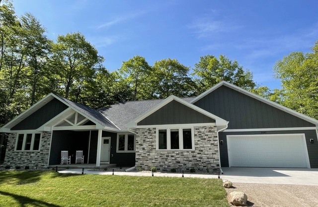 2 Neighboring Homes Sleep 24 - 8 Bedrooms and 10 Bathrooms