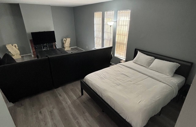 2 or 3 Bedroom Walk to Strip MGM Casino Shop Club