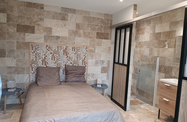 2-person bedroom with shower room and toilet
