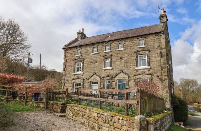 2 PRIMROSE VILLAS, pet friendly, with open fire in Rosedale Abbey