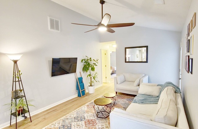 2 Queen beds + 2 Full Bathrooms Kitchen + Laundry Room + Patio