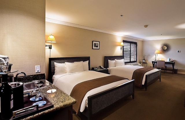 2 Queen Beds, Pool, Free Breakfast, Minutes To The Tech Museum of Innovation!