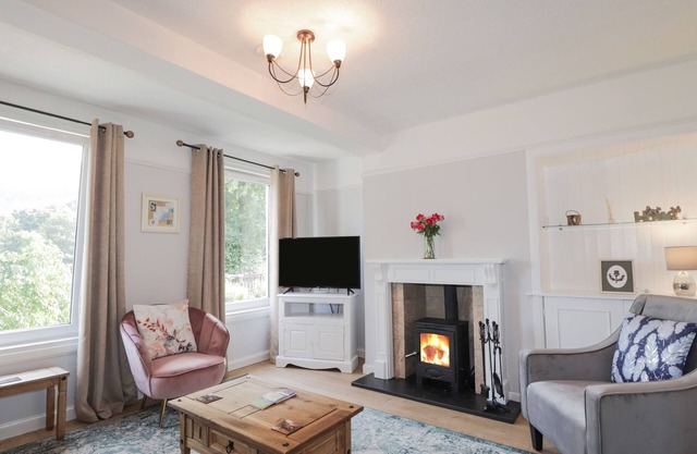2 RIVERSIDE, pet friendly, character holiday cottage in Foyers