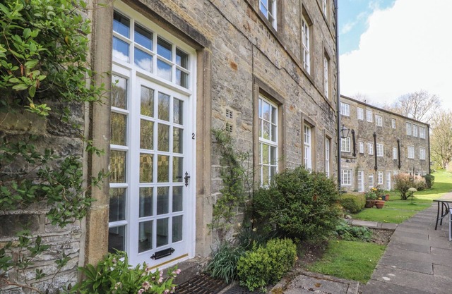 2 RIVERSIDE WALK, family friendly, with a garden in Airton