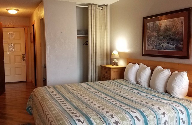 2 Rm Resort Studio Suite for 4-6 with Full Kitchen and Free Wifi and Parking