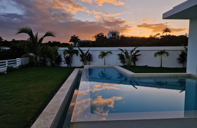 2 rooms and 1 bathroom in shared Luxury new Villa with view over sea and nature