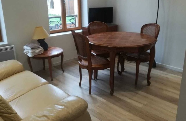 2 rooms in town center near train station and shops