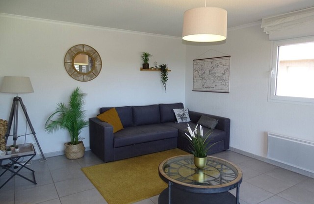 2 rooms near beach and shops