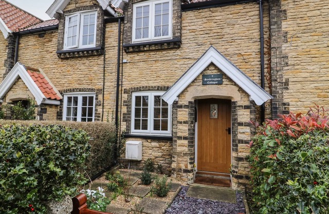 2 SANDRINGHAM COTTAGES, pet friendly, with open fire in Elloughton