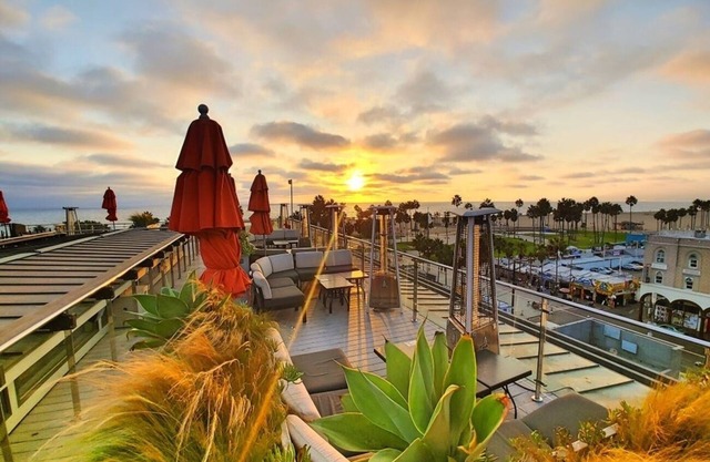 2 SoCal Style Rooms in Venice | Balcony | Free Breakfast | Rooftop