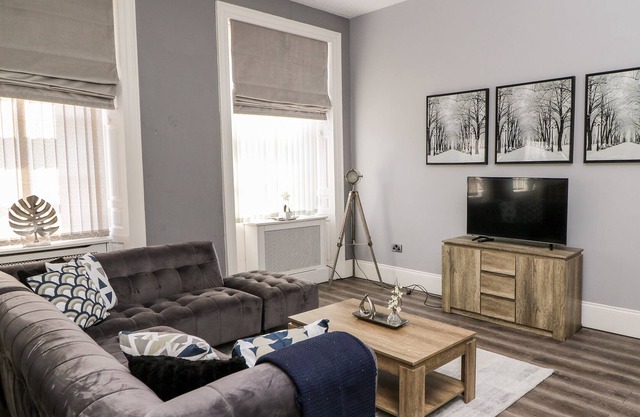 2, ST JOHN'S NORTH APARTMENTS, character holiday cottage in Wakefield