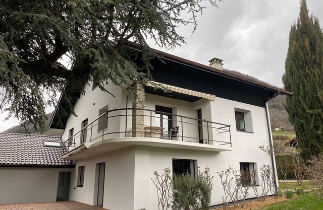 2-storey, 4-bedroom apartment in a detached house in Menthon St B