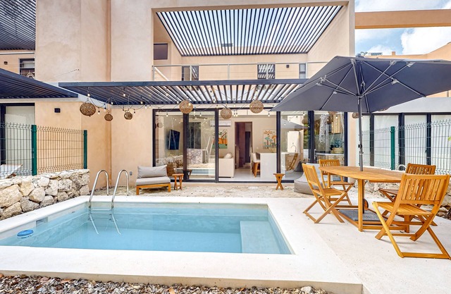 2-story apt with private pool, balcony, patio, outdoor dining area, gym, W/D, AC