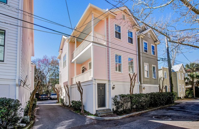 2-story downtown Charleston house with balcony, washer/dryer, central AC, WiFi