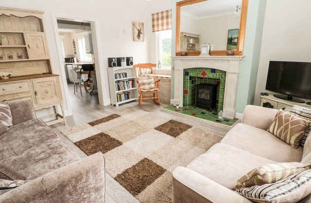 2 THOMPSONS BUILDINGS, pet friendly, with a garden in Morpeth