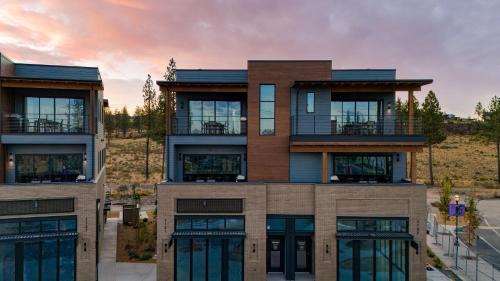 2 Units Minutes to Old Bend Deck Hot Tub 1204 Skyline Ranch by AvantStay