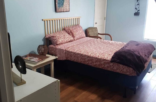 #2 Urban Cul De Sac 1 Priv QUEEN Bed + 1 futon/shared bath UAB close - Airport