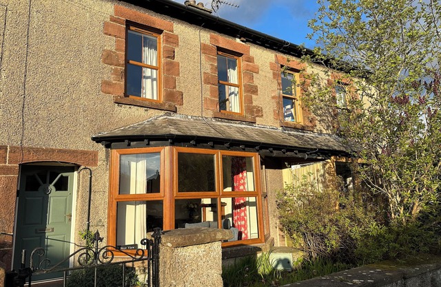 2 WEST VIEW, pet friendly, character holiday cottage in Allithwaite