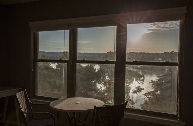 20 Miles to Razorback Stadium; Close in Beaver Lake WATERFRONT