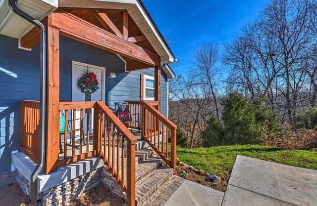 20 min to Nashville! 3000 sq ft. Peaceful setting! Beautiful views! Sleeps 16!