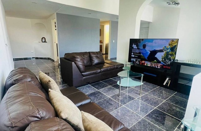 20 minutes from downtown! Ideal house for couples with game room and dining room.