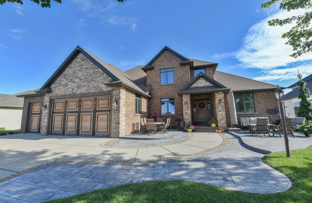 20 minutes from Lambeau Field! Spacious home on golf course with pool.