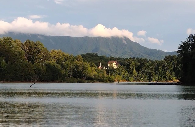 20% OFF Lakefront-Dock-Hot Tub- Huge Yard- Sandy Ridge Landing