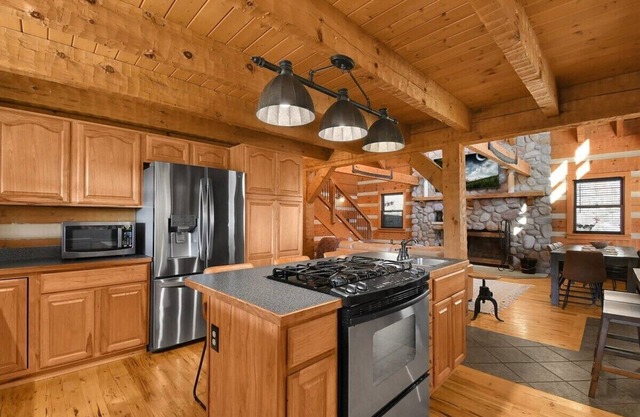 20 Person Lodge! Secluded with Views! Hot Tub, Firepit, WBFP! Pet Friendly