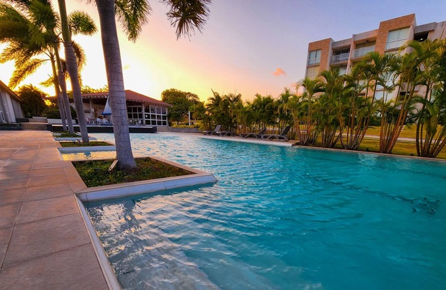 (-20%) Tropical Beach Paradise, 2R/2B, w/Pool