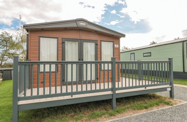 20 WOLDS VIEW, pet friendly, with a garden in West Heslerton