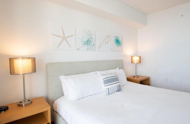 2009A Stylish 1BR 1BTH w Water Views, Modern Kitchen, Balcony, Pool - 20th floor