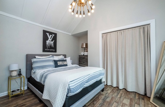 (2026 OPEN!) Three Oaks Unit Steps To Downtown! 2 Night Summer Min!