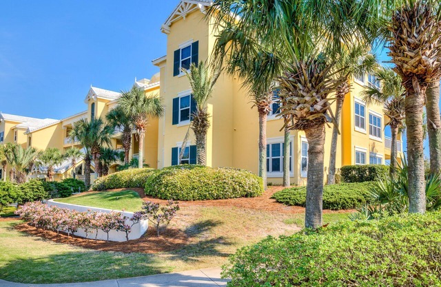 202W ~ Beautiful 2BR/2BA condo with a beach view