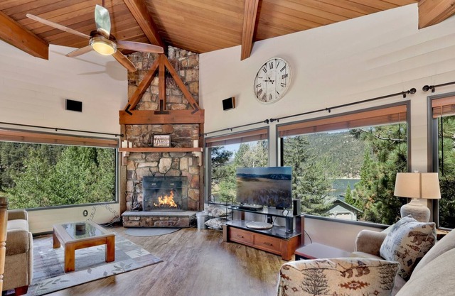 2064-cove Lakeview Cabin 2 Bedroom Home by RedAwning