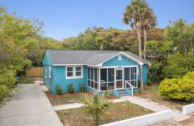 208 W Ashley - Under the Palms - Central Location - Pets Considered