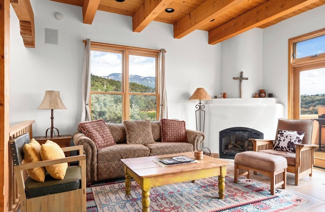 2200 sq ft, 2-BR, 2-Bath townhouse, hot tub, double-living rooms, cook's kitchen, cedar deck, garden