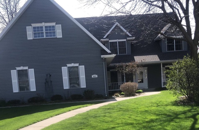 23 miles EAA Oshkosh, 29 miles Green Bay Packers, 4 miles Lawrence University.