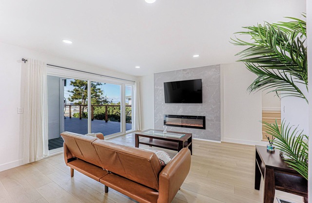 246A- Modern 3B2B w/Deck & View by Hillsdale Mall