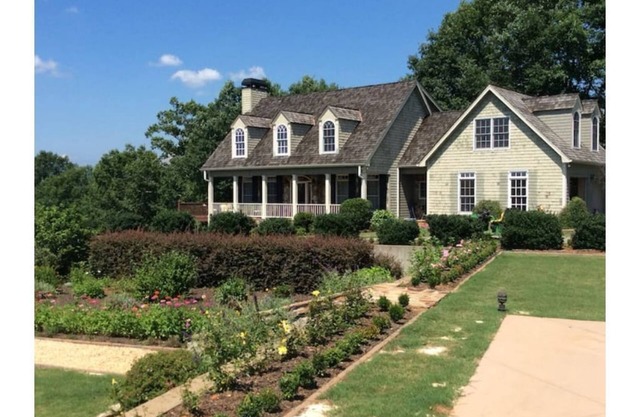 25 acre home, farm animals & large running creek. 8 mls from downtown Dahlonega