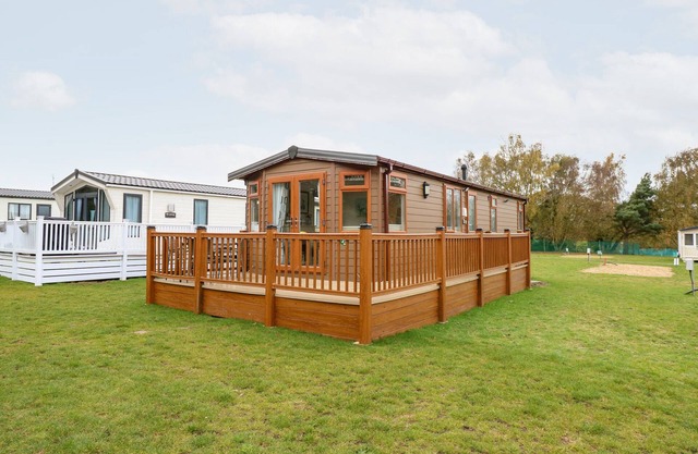 25 FOXBURROW HANG, pet friendly, with pool in Belton, Norfolk