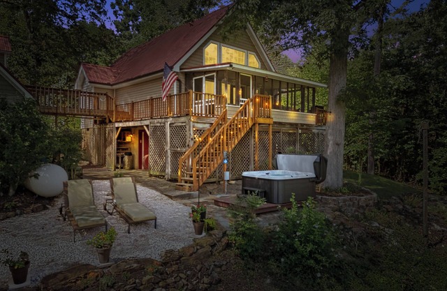 25% Off - Cozy River Retreat - Hot Tub ~ Family Fun ~ Fire Pit