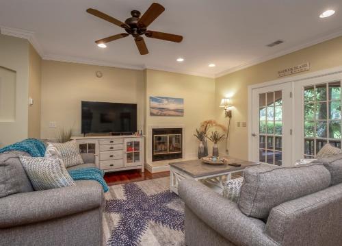 2502 Chateau by the Green