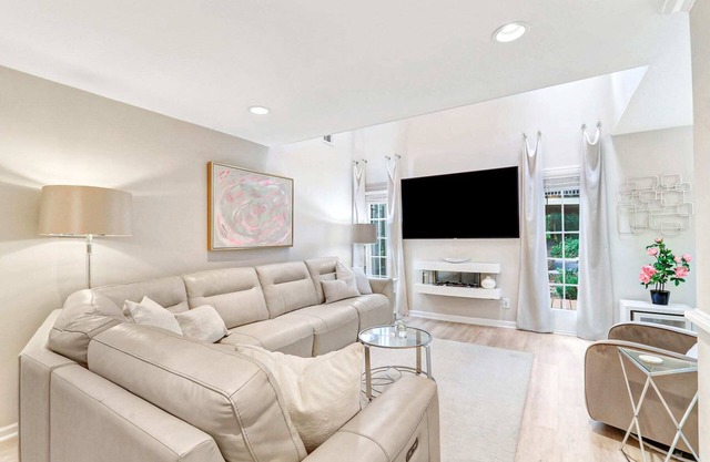 279 Evian Villa Pristine Getaway Heart of Shipyard