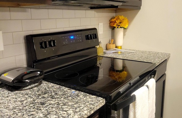 29-day min stays- Pet-friendly home, In-unit laundry, and reliable WiFi.