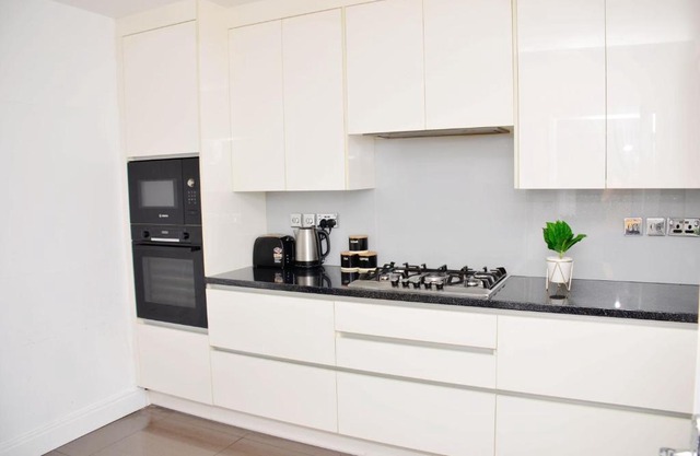(29EW-11) Dreams Serviced Accommodations- Staines/Heathrow