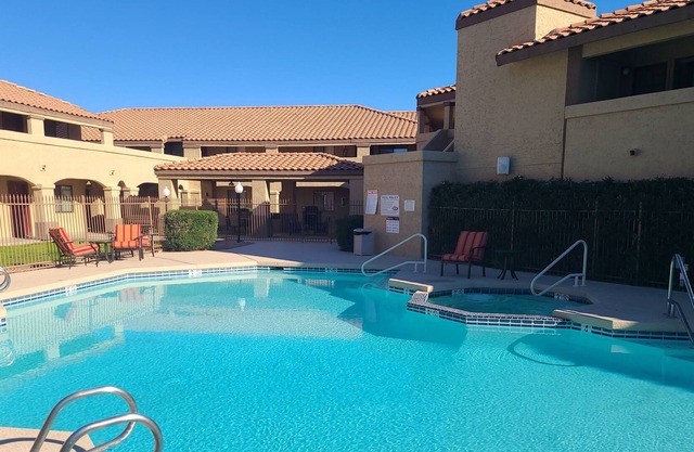 2BD/2BA for Business and Families - Hot Tub, Pool, Gym & 6 mins from Golf