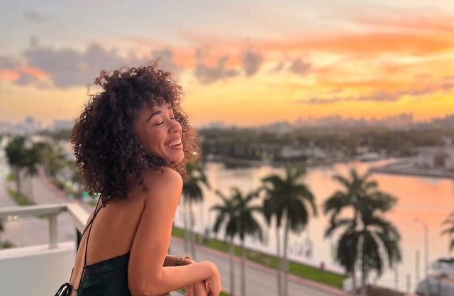 2bd Beachfront Master Ste, Bay View w/balcony, Pool, nearby dining, beach access