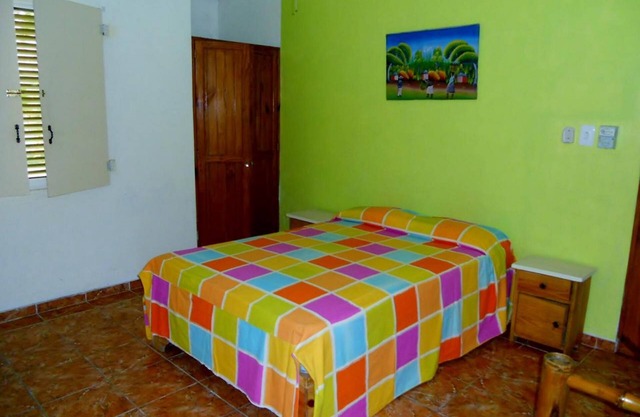 2BD condo with pool/parking/TV/Internet, near beaches&shops